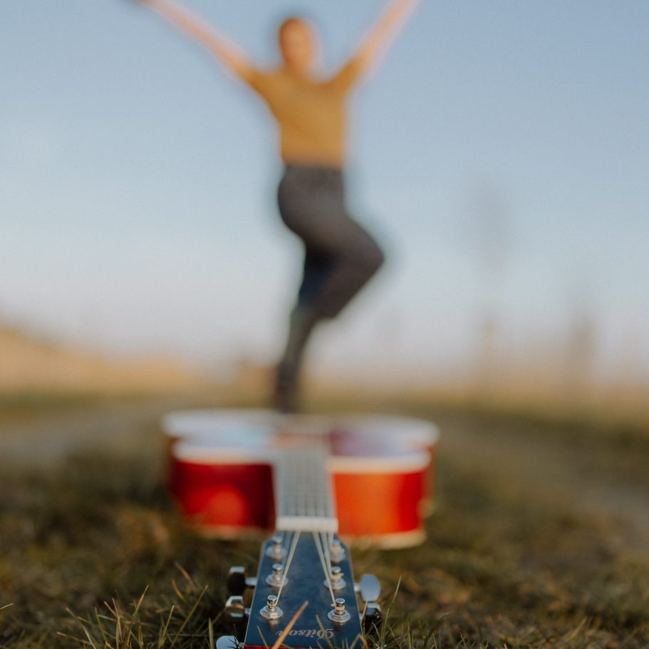 Musiktherapie Claudia Neeten tanzt. Im Vordergrund liegt ihre Gitarre auf dem Boden.
