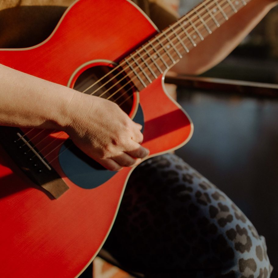Musik und Performance Detailansicht von Gitarre und Hand, die Gitarre spielt